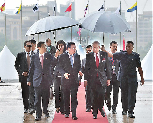 Premier Li Keqiang and Malaysian Prime Minister Najib Razak head for a meeting where a number of agreements were reached, including deepening of infrastructure cooperation, in Kuala Lumpur, Nov 23. (Photo by Li Tao / Xinhua)
