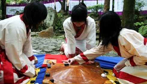 Three people play Danqi. (Photo/Xinhua) Three people play Danqi. (Photo/Xinhua)