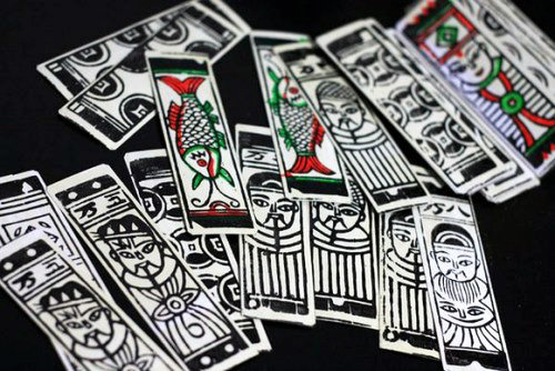 Leaf game cards, which are all no bigger than a leaf. (Photo/Xinhua) Leaf game cards, which are all no bigger than a leaf. (Photo/Xinhua)