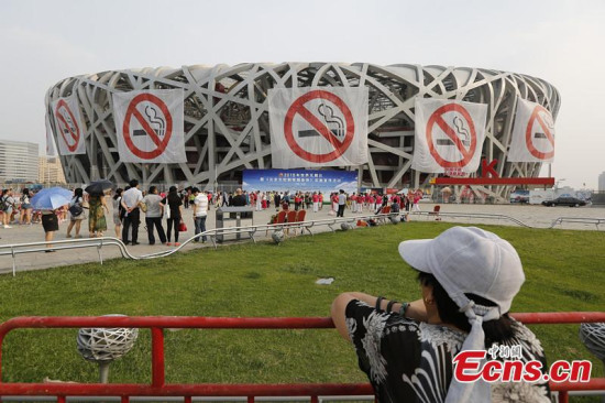 Anti-smoking banners were displayed on the iconic Bird's Nest National Stadium during an event marking World No Tobacco Day in Beijing, capital of China, May 31, 2015. (Photo: China News Service/Wang Jun) Anti-smoking banners were displayed on the iconic Bird's Nest National Stadium during an event marking World No Tobacco Day in Beijing, capital of China, May 31, 2015. (Photo: China News Service/Wang Jun)