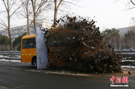 A school bus runs into a wall during a quality test in Zhengzhou, Central China's Henan province on Friday. (Photo/IC) A school bus runs into a wall during a quality test in Zhengzhou, Central China's Henan province on Friday. (Photo/IC)