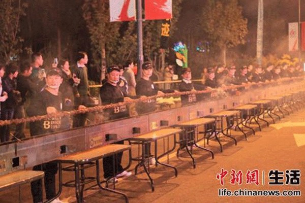 Chefs barbecue the meat on a grill. (Photo/Chinanews.com) Chefs barbecue the meat on a grill. (Photo/Chinanews.com)