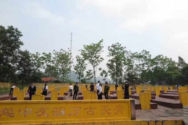 In the 1960s, many Chinese people who fought for the country's independence and sacrificed their lives came to Vietnam. The photo shows a cemetery in Vietnam where Chinese martyrs who assisted Vietnam's independence cause in 1960s are buried. (Photo by Wang Jian/China Daily) In the 1960s, many Chinese people who fought for the country's independence and sacrificed their lives came to Vietnam. The photo shows a cemetery in Vietnam where Chinese martyrs who assisted Vietnam's independence cause in 1960s are buried. (Photo by Wang Jian/China Daily)