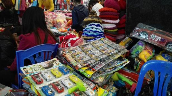 Toys printed with Chinese characters "Where are you going, dad" are seen on a stall in Hanoi's largest wholesale and retail market. "Made in China" toys are a common sight here. (Photo by Wang Jian/China Daily) Toys printed with Chinese characters "Where are you going, dad" are seen on a stall in Hanoi's largest wholesale and retail market. "Made in China" toys are a common sight here. (Photo by Wang Jian/China Daily)