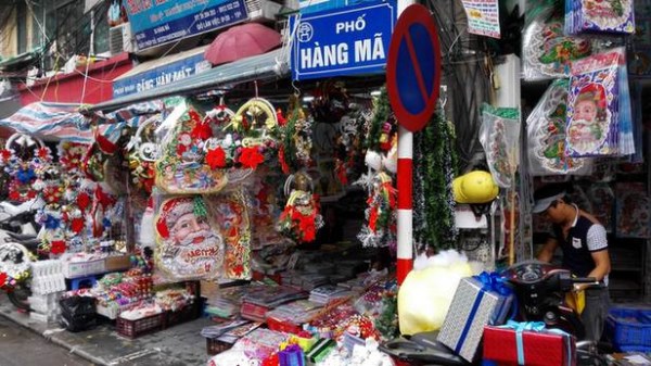 Shops sell Christmas decorations in Hanoi just several days before the Christmas in 2014. Most of the items in the stores were imported from Chinese mainland, and some are from Chinese-Vietnam joint venture enterprises. (Photo by Wang Jian/China Daily) Shops sell Christmas decorations in Hanoi just several days before the Christmas in 2014. Most of the items in the stores were imported from Chinese mainland, and some are from Chinese-Vietnam joint venture enterprises. (Photo by Wang Jian/China Daily)