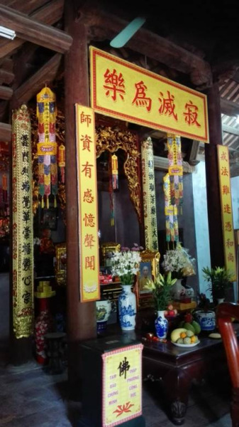In a temple abbot's practice room, tablets are written in Chinese. Mandarin is still an important language to know to understand Vietnam's traditional culture. (Photo by Wang Jian/China Daily) In a temple abbot's practice room, tablets are written in Chinese. Mandarin is still an important language to know to understand Vietnam's traditional culture. (Photo by Wang Jian/China Daily)
