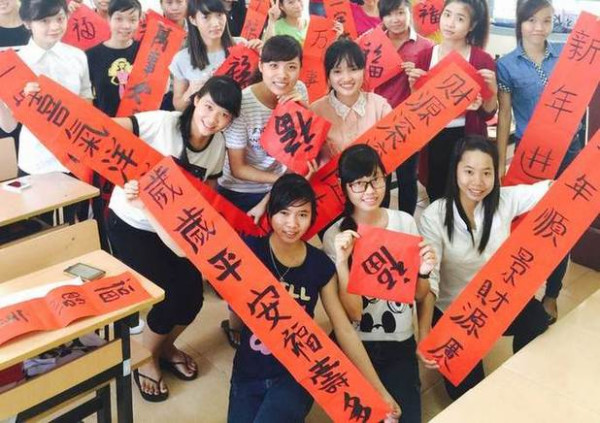 Students from Hung Vuong University in Vietnam and China's Yunnan province show off their work in a calligraphy contest. Vietnam had been using Chinese characters for a long time. Now it is a popular foreign language in Vietnam. (Photo provided to China Daily) Students from Hung Vuong University in Vietnam and China's Yunnan province show off their work in a calligraphy contest. Vietnam had been using Chinese characters for a long time. Now it is a popular foreign language in Vietnam. (Photo provided to China Daily)