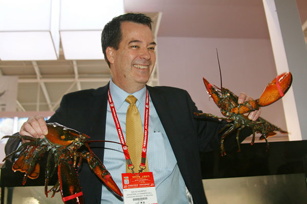 Dave Murphy, minister (commercial) of Canada's embassy in China, introduces Canadian lobster at the 20th China Fisheries and Seafood Expo, which was held from Nov 4 to 6 in Qingdao, East China's Shandong province. (Photo by Hu Qing/chinadaily.com.cn) Dave Murphy, minister (commercial) of Canada's embassy in China, introduces Canadian lobster at the 20th China Fisheries and Seafood Expo, which was held from Nov 4 to 6 in Qingdao, East China's Shandong province. (Photo by Hu Qing/chinadaily.com.cn)