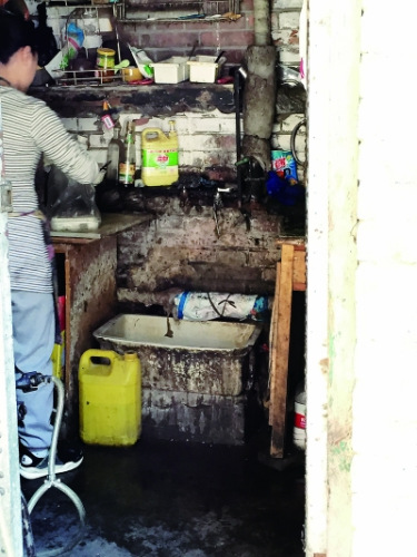 The kitchen of the dumpling house is greasy. (Photo/The Mirror) The kitchen of the dumpling house is greasy. (Photo/The Mirror)