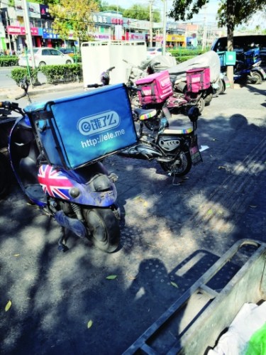 Delivery workers park their motorbikes randomly on the street. (Photo/The Mirror) Delivery workers park their motorbikes randomly on the street. (Photo/The Mirror)