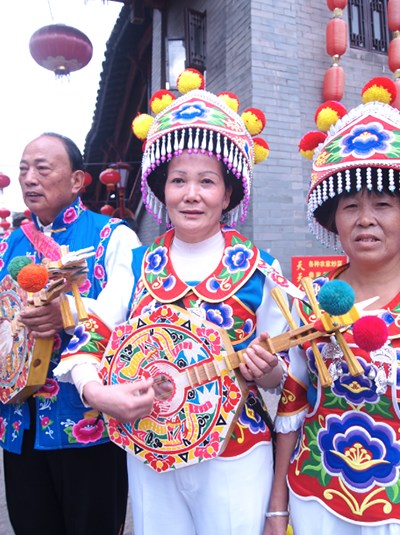 People of the Yi ethnic group perform for tourists in Chuxiong, Yunnan, Nov 11, 2015. (Photo provided to chinadaily.com.cn) People of the Yi ethnic group perform for tourists in Chuxiong, Yunnan, Nov 11, 2015. (Photo provided to chinadaily.com.cn)