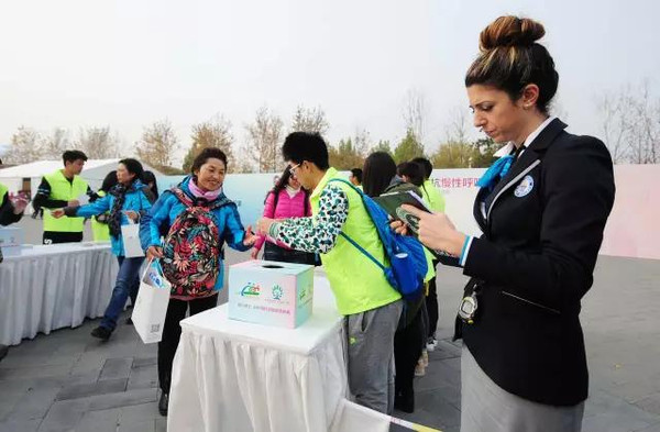 A judge from Guinness World Record was on spot at the event. (Photo/Beijing Youth Daily) A judge from Guinness World Record was on spot at the event. (Photo/Beijing Youth Daily)