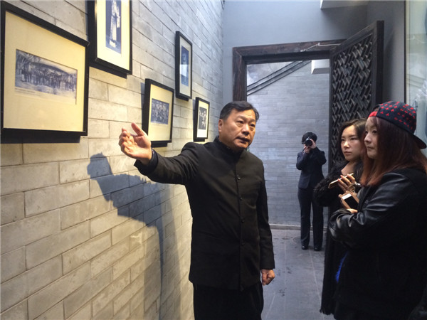 A Mei Mansion staff member points out historic photos of Mei Lanfang to guests, Nov 19, 2015. (Photo/chinadaily.com.cn) A Mei Mansion staff member points out historic photos of Mei Lanfang to guests, Nov 19, 2015. (Photo/chinadaily.com.cn)