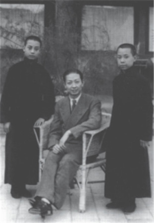 Peking Opera master Mei Lanfang (center) with his students Li Shifang (left) and Mao Shilai in 1936. (Photo provided to China Daily) Peking Opera master Mei Lanfang (center) with his students Li Shifang (left) and Mao Shilai in 1936. (Photo provided to China Daily)