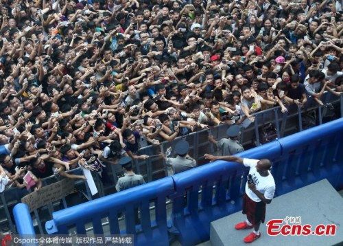 Fans greet NBA star Kobe Bryant during his China tour in Guangzhou, South China’s Guangdong province, August 2, 2015. (Photo/Osports) Fans greet NBA star Kobe Bryant during his China tour in Guangzhou, South China’s Guangdong province, August 2, 2015. (Photo/Osports)