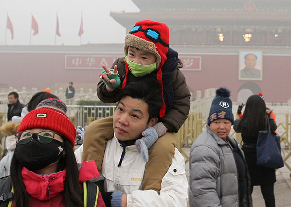 Tourists visit Tian'anmen Square on Tuesday as the city experiences its most severe smog this year. ZHANG WEI/CHINA DAILY Tourists visit Tian'anmen Square on Tuesday as the city experiences its most severe smog this year. ZHANG WEI/CHINA DAILY