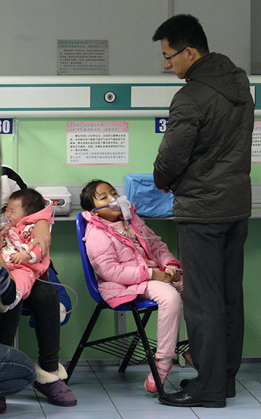 An increasing number of children suffering from respiratory illness receive treatment in hospitals in the city this winter. FENG YONGBIN/CHINA DAILY An increasing number of children suffering from respiratory illness receive treatment in hospitals in the city this winter. FENG YONGBIN/CHINA DAILY