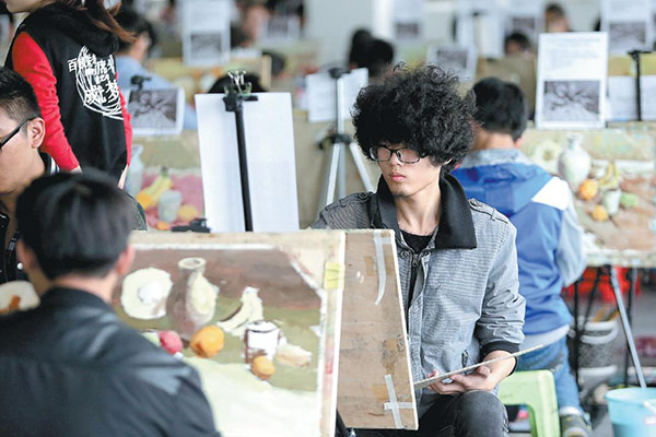 Students take part in art and design exams at an educational institution in Nanjing, capital of Jiangsu province. (XU QI/FOR CHINA DAILY) Students take part in art and design exams at an educational institution in Nanjing, capital of Jiangsu province. (XU QI/FOR CHINA DAILY)
