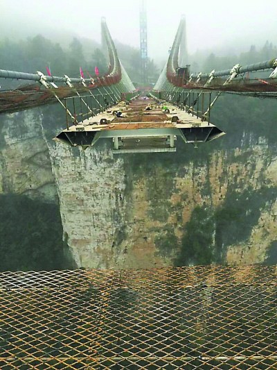 The skywalk glass bridge stretching across the Zhuangjiajie Grand Canyon will soon be completed. (Photo/Changjiang Daily) The skywalk glass bridge stretching across the Zhuangjiajie Grand Canyon will soon be completed. (Photo/Changjiang Daily)