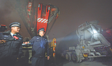 Environmental officials ensure production is suspended at a concrete mixing plant in Tongzhou district in Beijing on Monday as the city suffered from severe pollution. LIU CHANG/CHINA DAILY