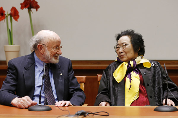 Chinese scientist Tu Youyou (right), the 2015 Nobel Prize winner for physiology or medicine, attends a news conference with fellow Nobel laureate William Campbell from Drew University in the United States on Sunday in Stockholm, Sweden. (Photo by Ye Pingfan/Xinhua) Chinese scientist Tu Youyou (right), the 2015 Nobel Prize winner for physiology or medicine, attends a news conference with fellow Nobel laureate William Campbell from Drew University in the United States on Sunday in Stockholm, Sweden. (Photo by Ye Pingfan/Xinhua)
