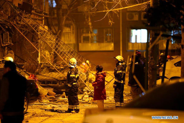 Rescue workers stand in front of the building where an explosion happened in the Yongle community of Shijingshan District in Beijing, capital of China, on Dec 7, 2015. No casualty was reported. (Photo/Xinhua) Rescue workers stand in front of the building where an explosion happened in the Yongle community of Shijingshan District in Beijing, capital of China, on Dec 7, 2015. No casualty was reported. (Photo/Xinhua)