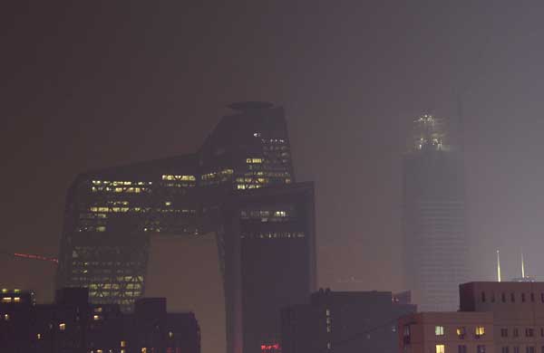 The CCTV headquarters is shrouded in heavy smog in the central business district in Beijing, China Dec 7, 2015.(Photo/Xinhua)
