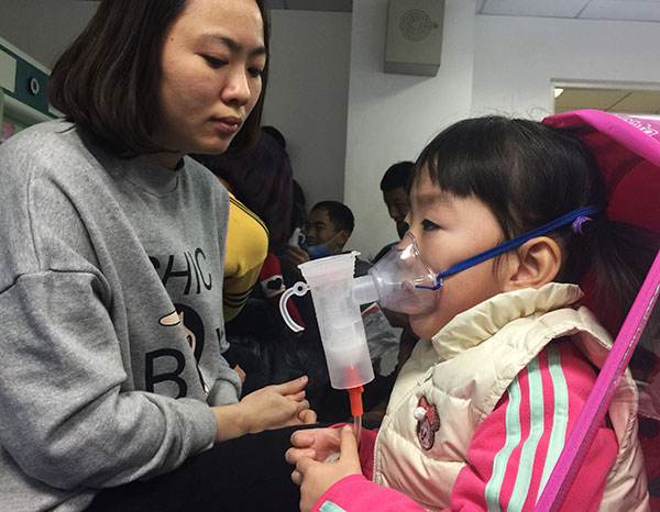 Children receive aerosol therapy on Wednesday at Beijing Children's Hospital, which has seen an increase in respiratory system diseases among youngsters since smog hit the capital this week. FENG YONGBIN/CHINA DAILY Children receive aerosol therapy on Wednesday at Beijing Children's Hospital, which has seen an increase in respiratory system diseases among youngsters since smog hit the capital this week. FENG YONGBIN/CHINA DAILY