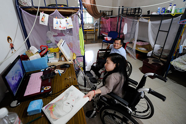 Su Qianqian, who runs an online store for hand-drawn postcards, discusses her business with Luo Runfa, an e-commerce instructor, after a training class in Hangzhou, Zhejiang province, in September. JU HUANZONG/XINHUA Su Qianqian, who runs an online store for hand-drawn postcards, discusses her business with Luo Runfa, an e-commerce instructor, after a training class in Hangzhou, Zhejiang province, in September. JU HUANZONG/XINHUA