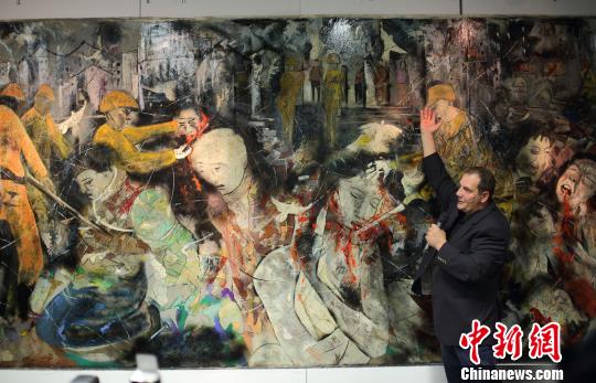 French artist Christian Poirot donates an oil painting to the Nanjing Massacre Memorial Hall on Thursday afternoon. (Photo/Chinanews.com) French artist Christian Poirot donates an oil painting to the Nanjing Massacre Memorial Hall on Thursday afternoon. (Photo/Chinanews.com)