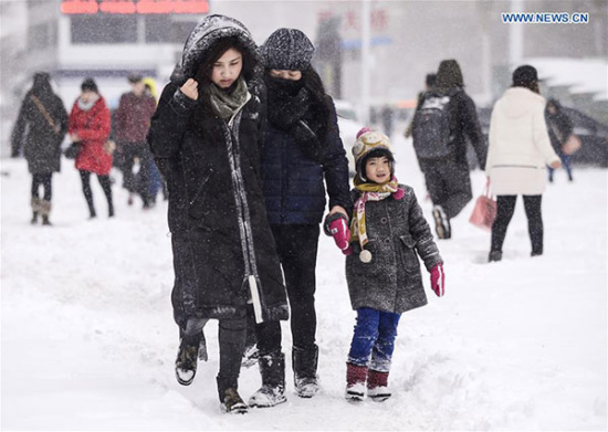 Residents walk on a snowy road in Urumqi, capital of Northwest China's Xinjiang Uygur autonomous region, Dec 11, 2015. A snowstorm hit Urumqi on Dec 11 and the local meteorological bureau has issued a red alert for snowfall. (Photo/Xinhua) Residents walk on a snowy road in Urumqi, capital of Northwest China's Xinjiang Uygur autonomous region, Dec 11, 2015. A snowstorm hit Urumqi on Dec 11 and the local meteorological bureau has issued a red alert for snowfall. (Photo/Xinhua)