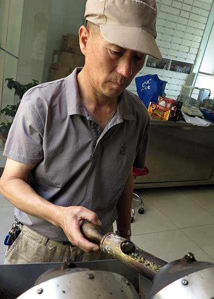 Zu Zhide, chief coofee taster of Yunnan Coffee Factory in Kunming, Yunnan province. Zu Zhide, chief coofee taster of Yunnan Coffee Factory in Kunming, Yunnan province.
