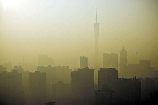 High-rise buildings are partly visible in heavy smog in Guangzhou, South China's Guangdong province, Jan 31, 2014. (Photo/Yangzi Evening News) High-rise buildings are partly visible in heavy smog in Guangzhou, South China's Guangdong province, Jan 31, 2014. (Photo/Yangzi Evening News)