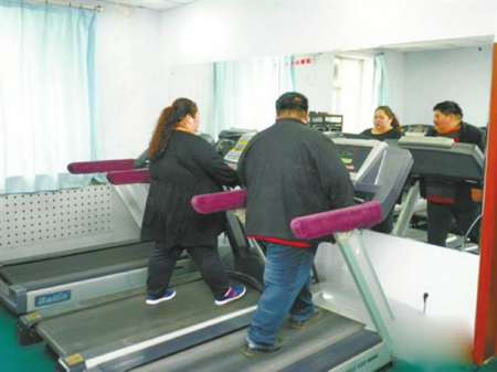 The couple is doing physical exercises. The couple is doing physical exercises.