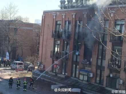 Photo posted on Weibo indicates smoke rising from a lab in Tsinghua University, Dec 18, 2015. (Photo/Sina Weibo of CCTV) Photo posted on Weibo indicates smoke rising from a lab in Tsinghua University, Dec 18, 2015. (Photo/Sina Weibo of CCTV)