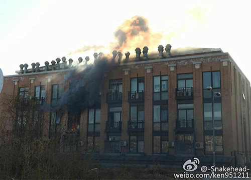 Photo posted on Weibo indicates smoke rising from a lab in Tsinghua University, Dec 18, 2015. Photo posted on Weibo indicates smoke rising from a lab in Tsinghua University, Dec 18, 2015.