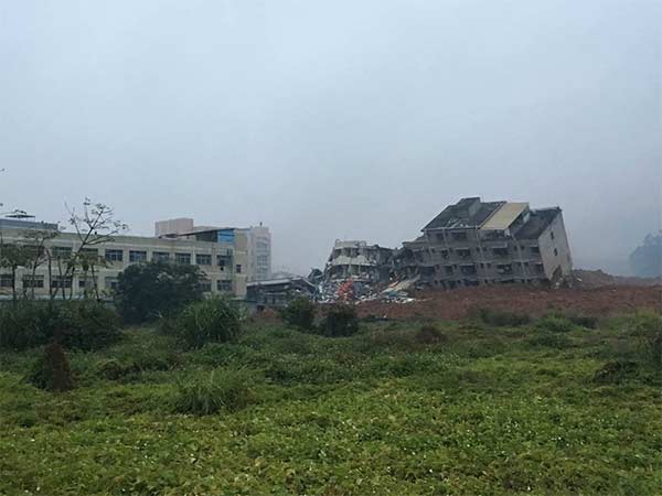 A landslide hit an industrial park in Shenzhen city in South China's Guangdong province Sunday morning, crushing several buildings. Photo by Chai Hua/chinadaily.com.cn A landslide hit an industrial park in Shenzhen city in South China's Guangdong province Sunday morning, crushing several buildings. Photo by Chai Hua/chinadaily.com.cn