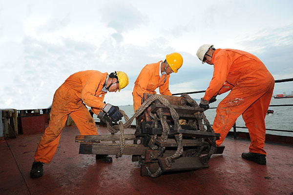 Crew members bundle a rope ladder aboard a ship as it leaves Inchon port, South Korea. China's ratification of the 2006 Maritime Labour Convention will protect the rights of the nation's 620,000 merchant sailors.(Photo/China Daily) Crew members bundle a rope ladder aboard a ship as it leaves Inchon port, South Korea. China's ratification of the 2006 Maritime Labour Convention will protect the rights of the nation's 620,000 merchant sailors.(Photo/China Daily)