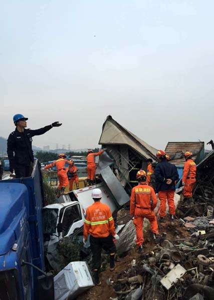 Rescuers work at the fatal landslide site in Shenzhen as strong signals of life were detected on Monday.(Photo by Chai Hua/chinadaily.com.cn) Rescuers work at the fatal landslide site in Shenzhen as strong signals of life were detected on Monday.(Photo by Chai Hua/chinadaily.com.cn)