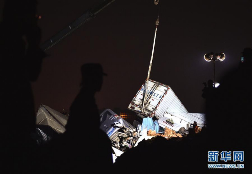 Rescuers search for trapped people at the landslide site of an industrial park in Shenzhen, South China's Guangdong Province, Dec. 21, 2015. (Photo/Xinhua) Rescuers search for trapped people at the landslide site of an industrial park in Shenzhen, South China's Guangdong Province, Dec. 21, 2015. (Photo/Xinhua)
