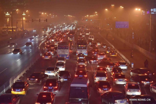 Photo taken on Dec. 22, 2015 shows the traffic in smog in Beijing, capital of China, Dec. 22, 2015. (Xinhua/Li Xin) Photo taken on Dec. 22, 2015 shows the traffic in smog in Beijing, capital of China, Dec. 22, 2015. (Xinhua/Li Xin)