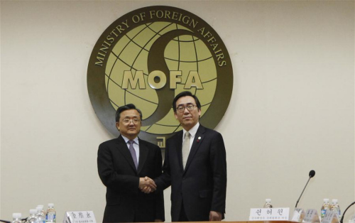 Chinese Vice Foreign Minister Liu Zhenmin (L) shakes hands with Cho Tae-yul, Republic of Korea's 2nd vice minister of foreign affairs, before the maritime demarcation talks in Seoul, the Republic of Korea, Dec. 22, 2015. (Photo: Xinhua/Yao Qilin)
