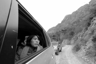 Qian Renfeng looking outside the car window on her way home after 13 years in prison.(Photo: Beijing Times/Ouyang Xiaofei) Qian Renfeng looking outside the car window on her way home after 13 years in prison.(Photo: Beijing Times/Ouyang Xiaofei)