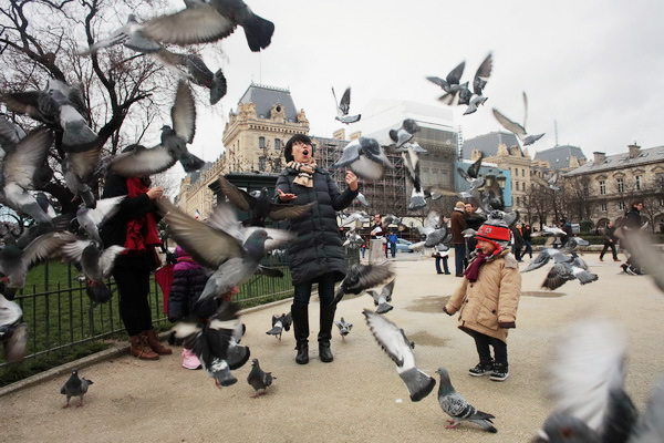 Chinese tourists play in front of Notre-Dame de Paris. Data suggest a record number of them chose to travel abroad during this year's Spring Festival. (Photo/China Daily) Chinese tourists play in front of Notre-Dame de Paris. Data suggest a record number of them chose to travel abroad during this year's Spring Festival. (Photo/China Daily)