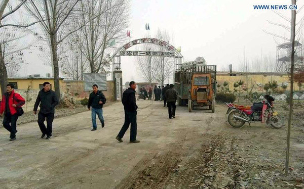 People are seen outside the entrance of a gypsum mine in Pingyi County, east China's Shandong Province, Dec. 25, 2015. A gypsum mine collapsed in Pingyi Friday, burying many people, sources with the local government said, without giving further details. A rescue operation has been launched. (Photo/Xinhua) People are seen outside the entrance of a gypsum mine in Pingyi County, east China's Shandong Province, Dec. 25, 2015. A gypsum mine collapsed in Pingyi Friday, burying many people, sources with the local government said, without giving further details. A rescue operation has been launched. (Photo/Xinhua)