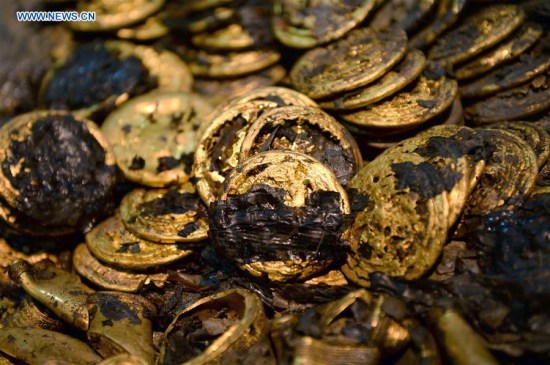 hoto taken on Dec. 24, 2015 shows gold cakes unearthed from the main coffin in the Haihunhou (Marquis of Haihun) cemetery, east China's Jiangxi Province. There were 96 gold cakes and several hoof-sahped golds newly unearthed between the inner and external coffin at the Haihunhou cemetery on Dec. 24, making the number of gold cakes unearthed here rise to 285, the most among all archaeological excavations of the Han Dynasty (206 B.C.-220 A.D.) tombs. (Photo: Xinhua/Wan Xiang) hoto taken on Dec. 24, 2015 shows gold cakes unearthed from the main coffin in the Haihunhou (Marquis of Haihun) cemetery, east China's Jiangxi Province. There were 96 gold cakes and several hoof-sahped golds newly unearthed between the inner and external coffin at the Haihunhou cemetery on Dec. 24, making the number of gold cakes unearthed here rise to 285, the most among all archaeological excavations of the Han Dynasty (206 B.C.-220 A.D.) tombs. (Photo: Xinhua/Wan Xiang)