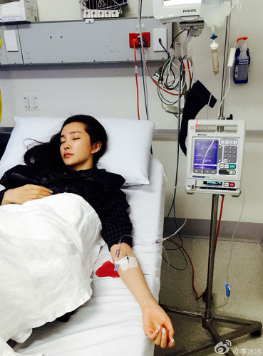 Chinese actress Li Bingbing rests on a hospital bed while receiving an intravenous drip in Australia in December 2015. (Photo/weibo) Chinese actress Li Bingbing rests on a hospital bed while receiving an intravenous drip in Australia in December 2015. (Photo/weibo)