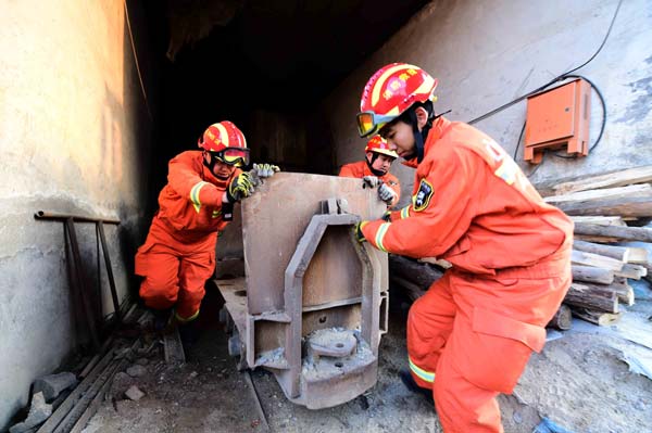 Rescuers clear the pithead of the collapsed mine in Pingyi County, east China's Shandong Province, Dec. 26, 2015. Eleven of the 29 people trapped on Friday in the collapsed gypsum mine have been rescued by Saturday morning, rescuers said. A total of 29 people were working underground when the collapse occurred at about 8 a.m. Friday. Ten of them were rescued on the same day. Rescuers have located the 18 miners who are trapped at two different sites. (Xinhua/Guo Xulei) Rescuers clear the pithead of the collapsed mine in Pingyi County, east China's Shandong Province, Dec. 26, 2015. Eleven of the 29 people trapped on Friday in the collapsed gypsum mine have been rescued by Saturday morning, rescuers said. A total of 29 people were working underground when the collapse occurred at about 8 a.m. Friday. Ten of them were rescued on the same day. Rescuers have located the 18 miners who are trapped at two different sites. (Xinhua/Guo Xulei)