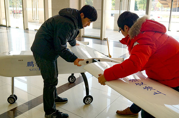 Researchers at Shanghai Jiao Tong Univeristy assemble an unmanned aerial vehicle to monitor the concentration of PM2.5 in the atmosphere.(Photo/China Daily) Researchers at Shanghai Jiao Tong Univeristy assemble an unmanned aerial vehicle to monitor the concentration of PM2.5 in the atmosphere.(Photo/China Daily)