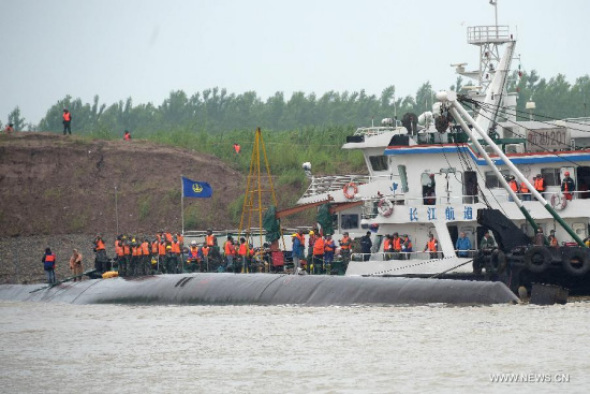 Rescuers work at the site of the overturned ship in the Jianli section of the Yangtze River, central China's Hubei Province, June 3, 2015. (Photo: Xinhua/Cheng Min) Rescuers work at the site of the overturned ship in the Jianli section of the Yangtze River, central China's Hubei Province, June 3, 2015. (Photo: Xinhua/Cheng Min)
